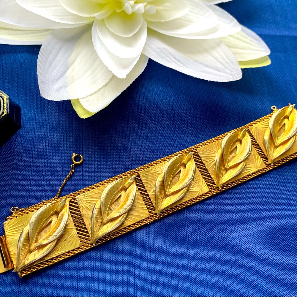 Vintage 1970s Bold Gold-Tone Dimensional Bracelet. Unusual Eye-Catching Design.